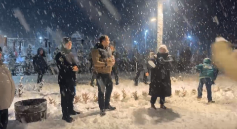 Bartın’da ilçe protokolü vatandaşlarla kartopu oynadı