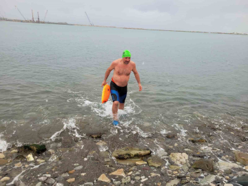 Soğuğa aldırış etmedi, kar altında denizde yüzdü