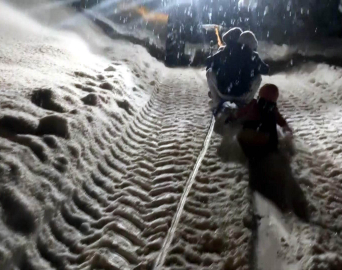 Traktöre bağlanan kızaklarla gün boyu kayak yaptılar