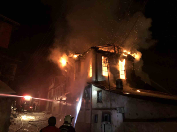 Kastamonu’da üç katlı tarihi konak yangında küle döndü