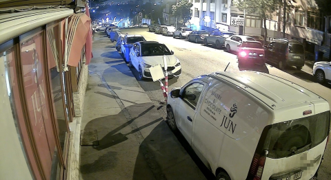 Alkollü sürücü park halindeki 5 araca çarpıp kaçtı