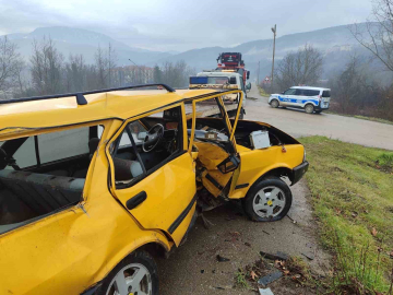 Karabük’te otomobil demir bariyere çarptı: 1 yaralı