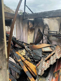 Alevlere teslim olan ev kullanılmaz hale geldi