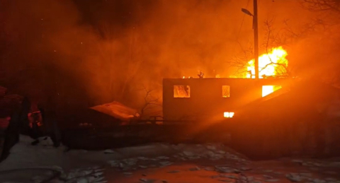 Muhtara ait iki katlı ev alevlere teslim oldu