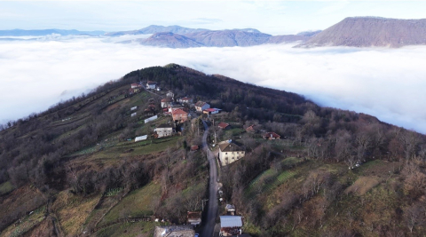 Köyü ve dağ eteklerini kaplayan sis denizi mest etti