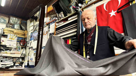 Mesleğinde yarım asrı geride bırakan terzi tarihi kentte zamana direniyor