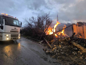 Karabük’te köyde çıkan yangın 4 evi ve bir ahırı küle çevirdi