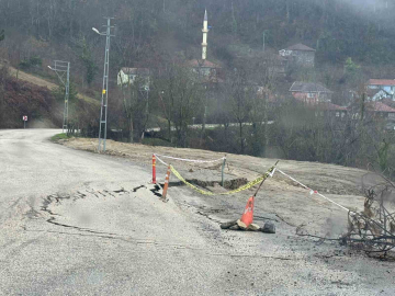 Kastamonu’da heyelan sonrası yol çöktü