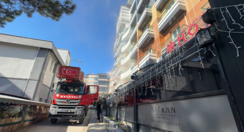 Otel yangınında mahsur kalan 8 kişi kurtarıldı