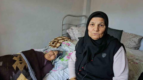 Zonguldak’ta yalnız yaşayan yatalak kadına komşuları sahip çıkıyor