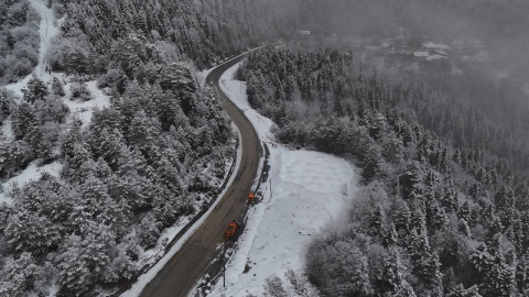 Karabük-Bartın kara yolunda bulunan 1030 rakımlı Ahmet Usta geçidi yeniden beyaz örtüyle kaplandı
