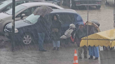 Zonguldak’ta sağanak yağış sürprizi: Hazırlıksız yakalananlar saçak altlarına sığındı