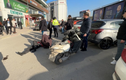 Kamyonetin açık kapısına çarpan motosiklet sürücüsü yaralandı