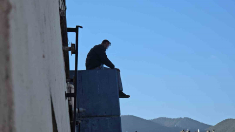 Kavalı alınan sokak sanatçısı çatıya çıktı
