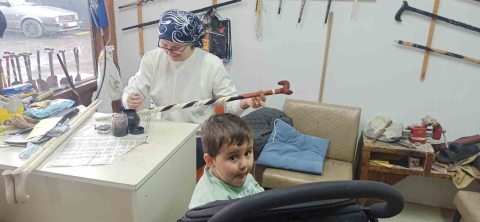20 yıllık Fatime usta bir eliyle torun sallıyor, diğer eliyle dünyaca ünlü bastonlara şekil veriyor