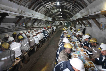 Bakan Bayraktar, madencilerle iftar yaptı