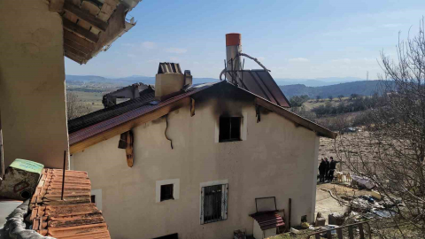 Alevlere çatıdan müdahale etmek isterken yaşamını yitirdi