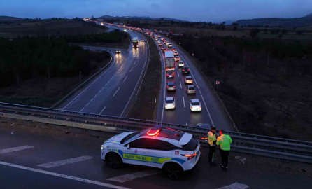 Bayram dönüşü çilesi: 30 kilometrelik araç kuyruğu havadan görüntülendi