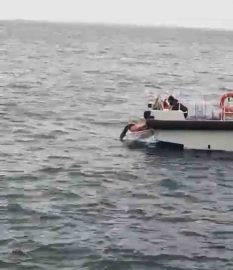 Bartın’da kıyafetleriyle denize giren kadını sahil güvenlik ekipleri kurtardı