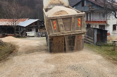 Yol bakım çalışmaları sürüyor
