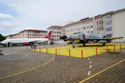 Bahçesinde Boeing 737 eğitim uçağı ve F-4 Phantom ile geleceğin havacılarını yetiştiren lise
