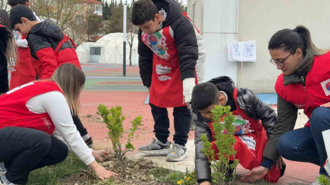 Karabük’te öğrenciler hatıra fidanlarını toprakla buluşturdu