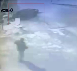 Beton bariyere çarpan otomobil kazası güvenlik kamerasında