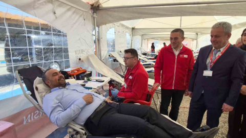 Üniversite öğrencilerinden kan bağış kampanyasına yoğun ilgi