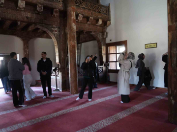 Üniversite öğrencileri, UNESCO Dünya Miras Listesi’nde Çivisiz Cami’ye hayran kaldı