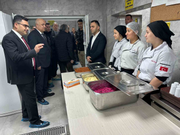 Aşçı adayı lise öğrencileri günde 10 bin kişi için yemek hazırlıyor