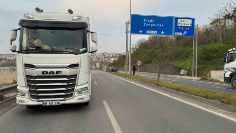 Tırın kör noktasına giren otomobil refüje çıktı