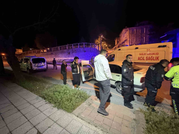 Kendilerini uyaran adamı darp eden şahıslar otomobili bırakıp kaçtı