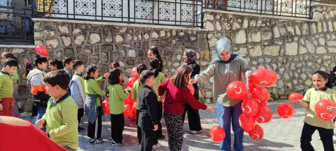 Çocuklar 23 Nisan’ı geleneksel oyunlarla kutladı
