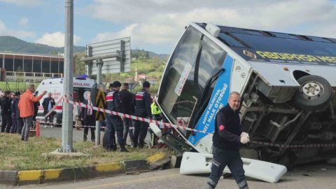 Bartın’da korkutan kaza: Öğrencileri taşıyan otobüs otomobile çarptı