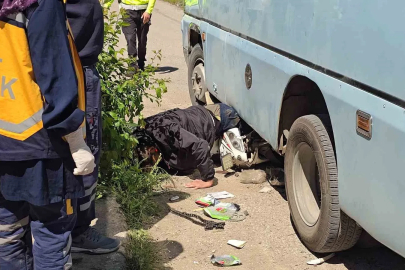 Minibüsün altında can pazarı: Motosikletliyi ekipler zamanla yarışarak kurtardı
