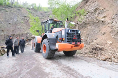 Kastamonu’da heyelan sebebiyle kapanan yol ulaşıma açıldı
