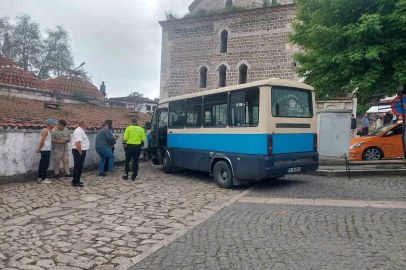 Safranbolu’da freni boşalan dolmuş tarihi çarşıda dehşet saçtı
