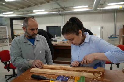 Unutulmaya yüz tutan ahşap oyma sanatı, bu kursla gelecek kuşaklara aktarılıyor
