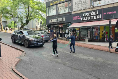 Düğün konvoyunu zincirli sürpriz durdurdu
