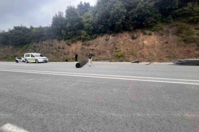 OSB yolunda kontrolden çıkan tır devrildi: 1 yaralı
