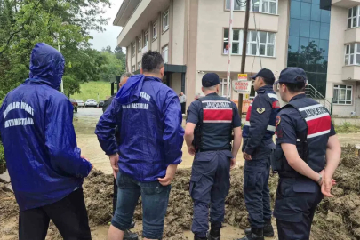 Sağanak nedeniyle sağlık ocağında mahsur kalan hastalar ve sağlık personeli kurtarıldı
