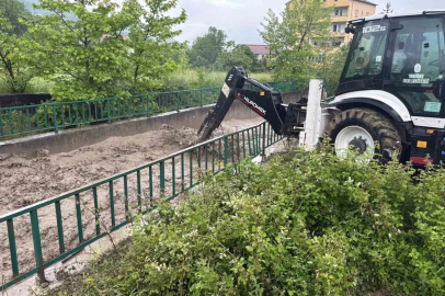 Debisi artan dere taştı, köy halkı tedirgin oldu
