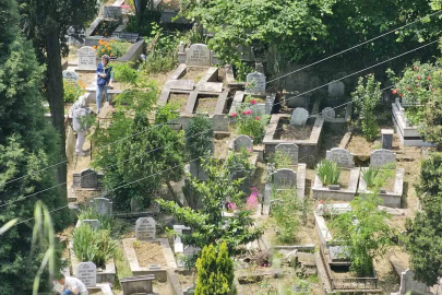 Zonguldak’ta arefe günü mezarlıkta ziyaretçi yoğunluğu
