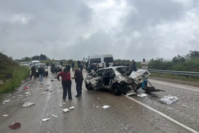 Karabük-Eflani karayolunda otomobil ile servis otobüsü çarpıştı: 6 yaralı
