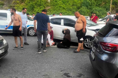 Yolun karşısına geçerken otomobilin çarptığı baba ve oğlu ağır yaralandı
