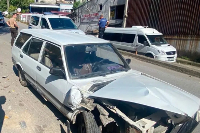 Park halindeki iki araç kaza yaptı: Pat Pat iş yerine düştü
