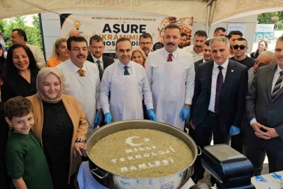 Bakan Kacır, vatandaşlara aşure ikramında bulundu
