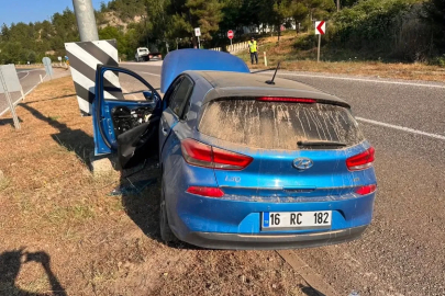 Refüje çarpan otomobildeki 2’si çocuk 4 kişi yaralandı
