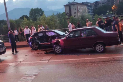 Yağışlı yolda iki otomobil çarpıştı: 4 yaralı
