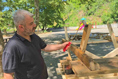 Yenice Belediye Başkanı Karakaş işçileri dinlendirdi, kendisi çalıştı
